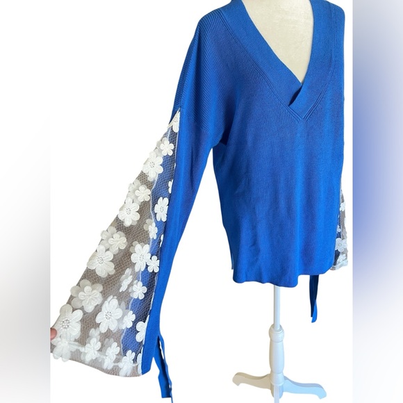NEW $118 French Connection Caballo Floral Lace Bell-Sleeve Blue S Sweater V Neck - Picture 3 of 12